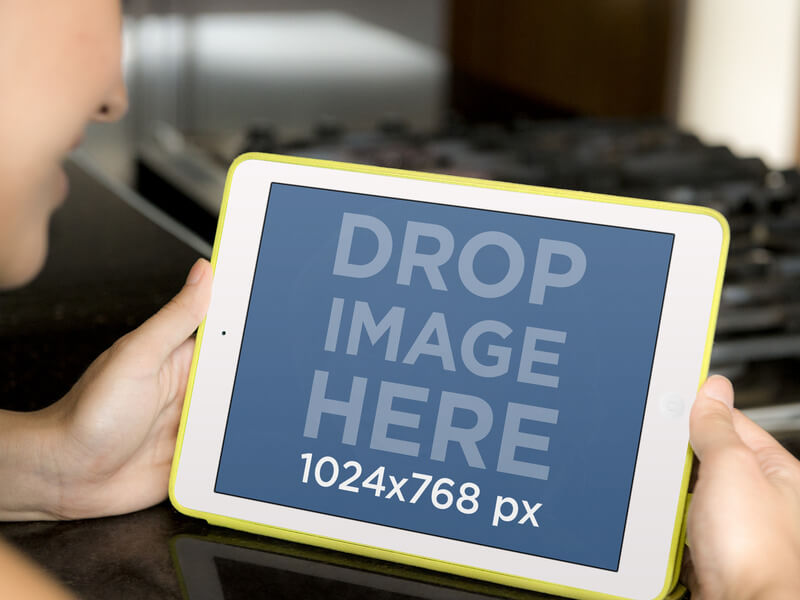 Modèle de maquette d'iPad blanc avec une femme souriante à la maison