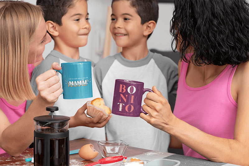 Modelo de caneca de café de 11 onças de uma família de duas mães com seus filhos
