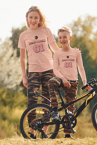 Maquete de camiseta com uma mulher e seu filho vestindo roupa camuflada