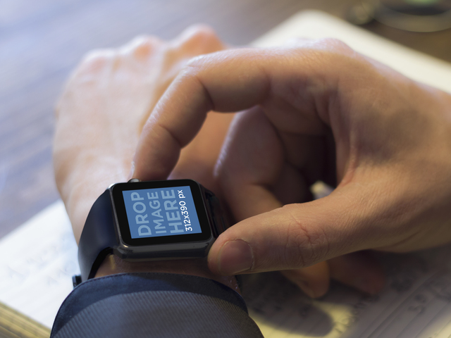 Стоковая фотография человека, использующего черные часы Apple Watch во время работы Placeit Stage Image