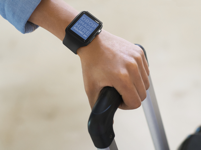Ношение черных Apple Watch во время путешествия Шаблон макета Placeit Stage Image