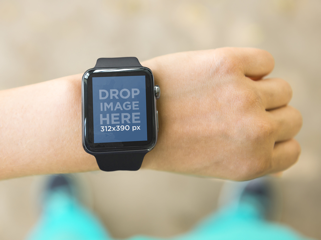 Молодая женщина выходит на пробежку и носит Apple Watch Sport Placeit Stage Image