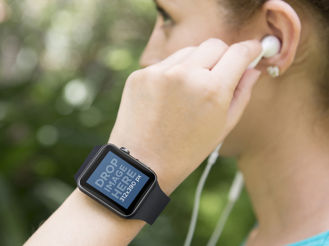 Черный Apple Watch Макет молодой женщины, работающей над сценическим изображением