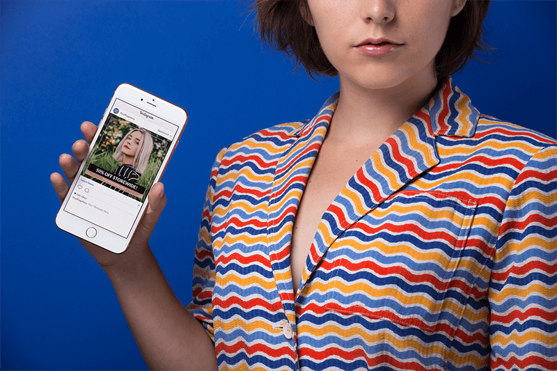 Maquette Iphone 8 Or D'une Jeune Femme Dans Une Chemise Rayée Colorée