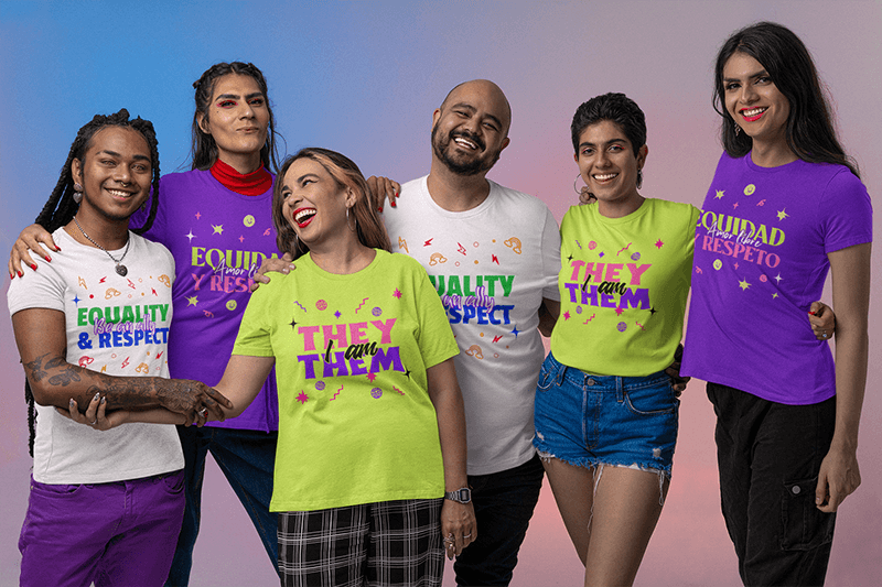 Макет футболки Bella Canvas с изображением группы друзей, обнимающихся в студии