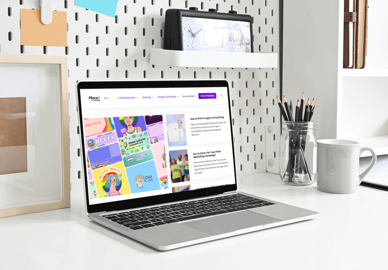 Макет Macbook на чистом офисном столе с дизайном веб-сайта