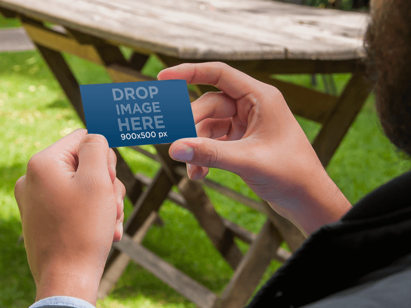 DRUCKDESIGN MOCKUP, MANN, DER VISITENKARTE DRAUßEN HÄLT PRINT DESIGN MOCKUP, MAN HOLDING BUSINESS CARD OUTSIDE
