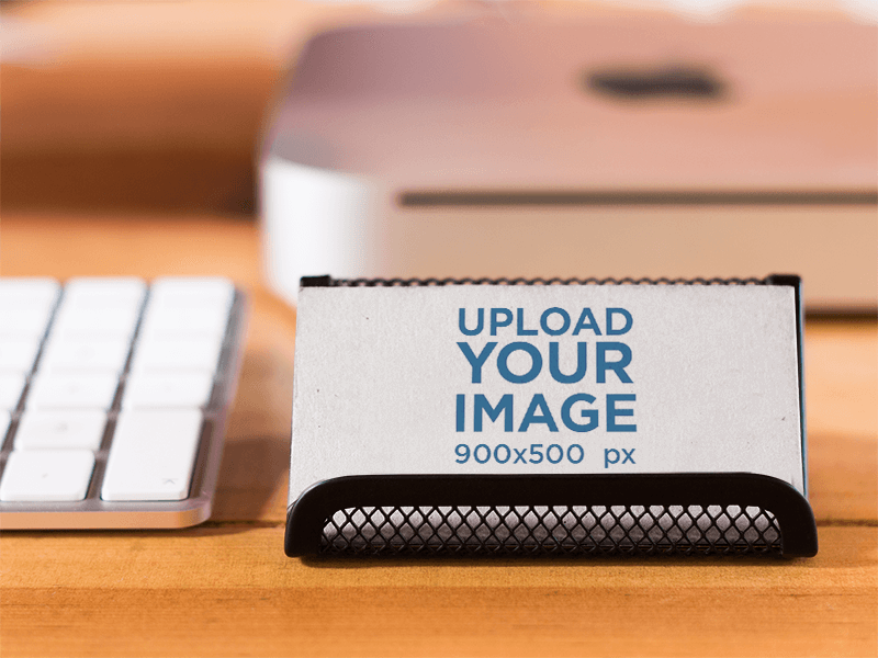 Visitenkartenmodell in einer kreativen Büroumgebung