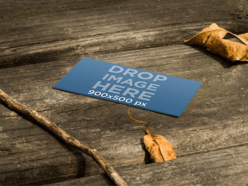 DRUCKEN SIE MOCKUP, VISITENKARTE AUF EINEM HOLZTISCH IM HERBST PRINT MOCKUP, BUSINESS CARD ON A WOODEN TABLE IN AUTUMN