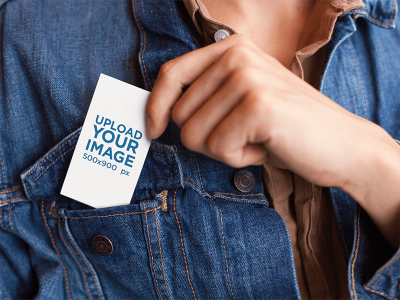 Modell einer Frau, die eine Visitenkarte in die vordere Tasche ihrer Jacke legt