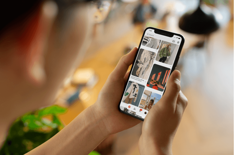 具有社交媒體提要的 Iphone 模型