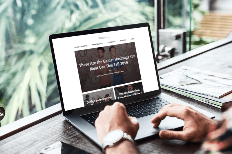 帶有自然光的桌子上的 Macbook Pro 樣機