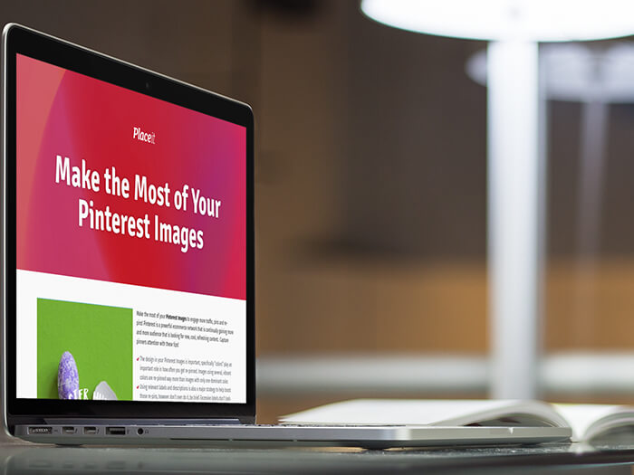 Macbook Pro Stage într-o bibliotecă