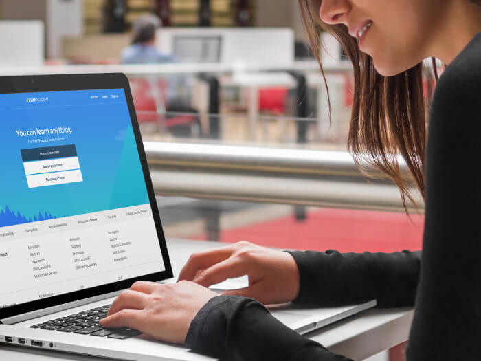 Generator de șabloane Macbook Pro Mockup în universitate