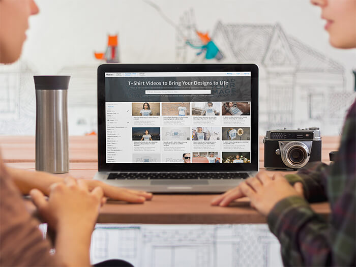 Fete Vorbesc Aproape De Un Macbook