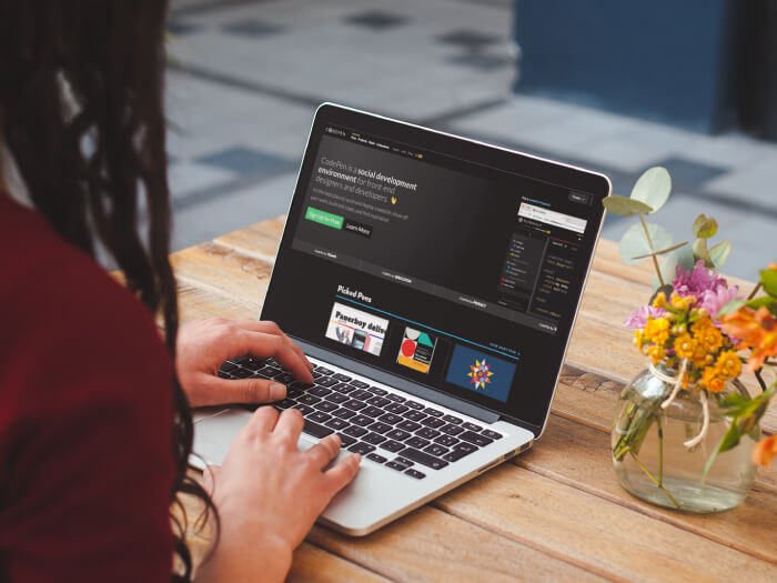 Șablon de machetă Macbook în universitate