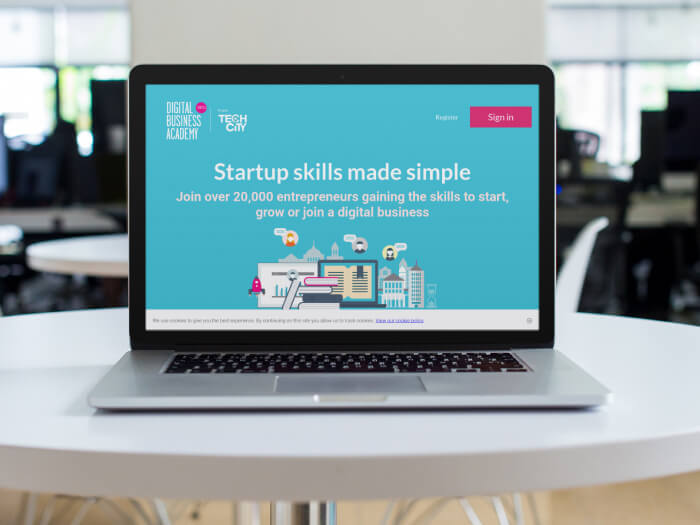 Macbook Pro de 15 inchi pe masă în birou