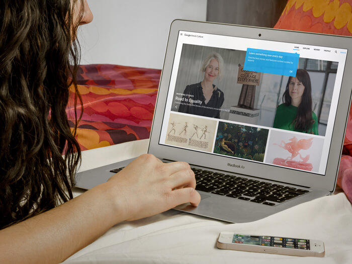 Macbook Air Mockup pe pat