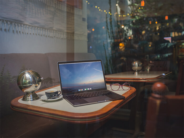 Machetă Macbook gri spațial în context Copiere