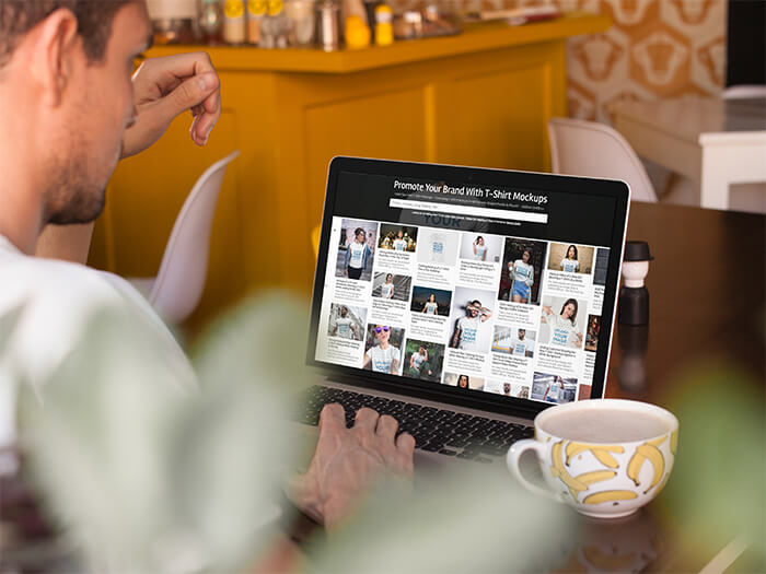 Macbook Mockup Cafeteria Copie