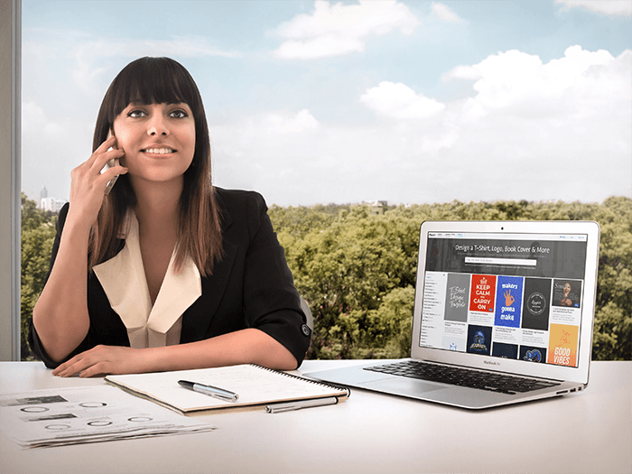 Femeie de afaceri care folosește Macbook Pro pentru a lucra