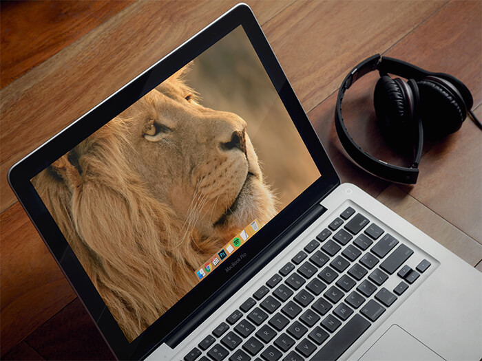 Macbook Mockup Pe masă de lemn Copie
