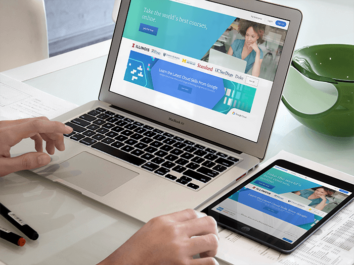 Macbook și iPad într-un birou alb