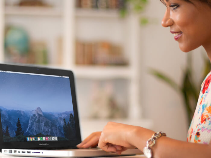 Machetă Macbook Pro cu model de femeie