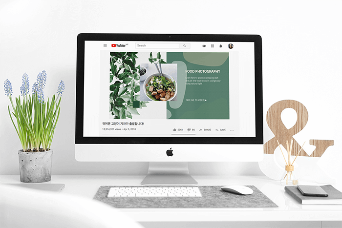 Maquete de um Imac em uma mesa moderna