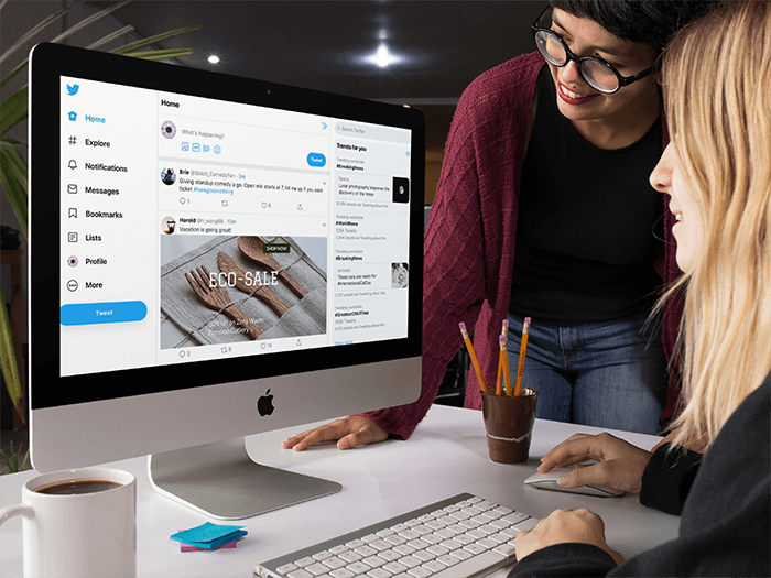 Par de mulheres usando um modelo Imac no escritório