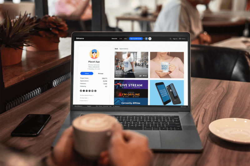 Macbook Pro Mockup ที่มีชายคนหนึ่งทำงานที่ร้านกาแฟ