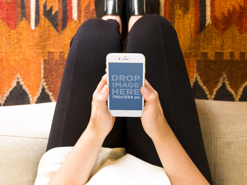 Szablon iPhone'a przedstawiająca kobietę korzystającą z iPhone'a 6 w salonie