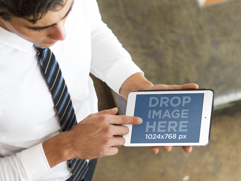 Biznesmen używający iPada Mini makieta