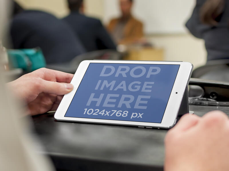 iPad Mini używany w makiecie szkolnej na uniwersytecie