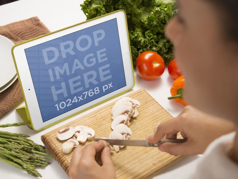 iPad makieta kobiety używającej białego iPada podczas gotowania obiadu