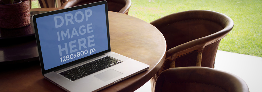 Laptop Mockup di un MacBook sul patio esterno Tavolo da pranzo Placeit Stage Image
