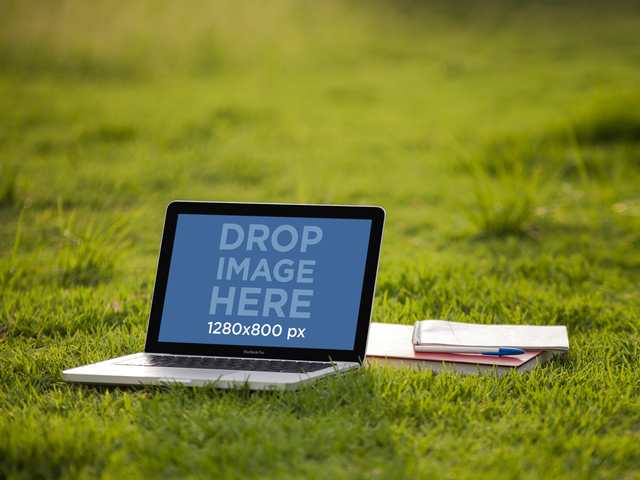 Foto di stock di un Macbook Pro accanto ai notebook al Garden Placeit Stage Image