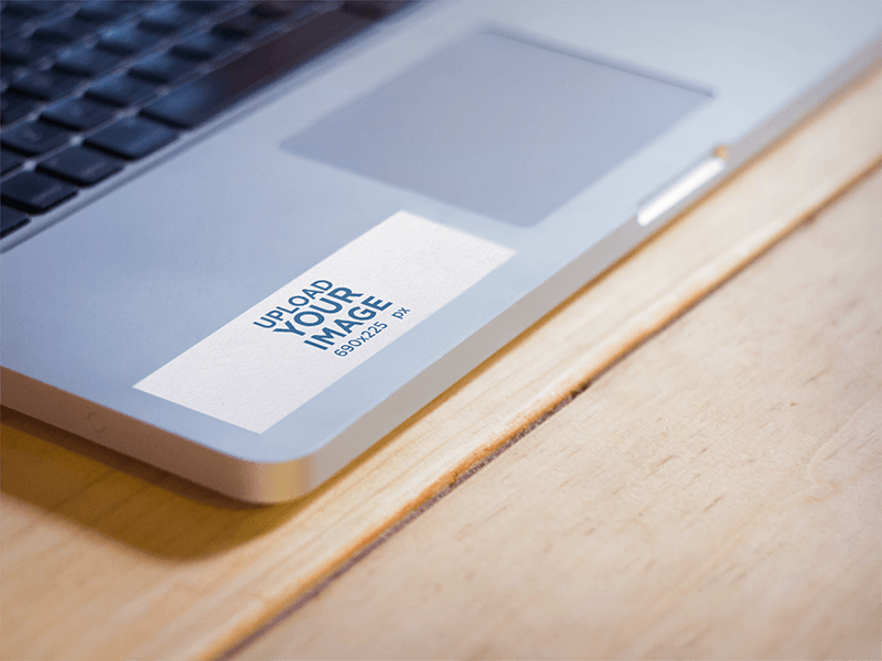 ม็อคอัพที่มีสติกเกอร์ติดบน MacBook Pro