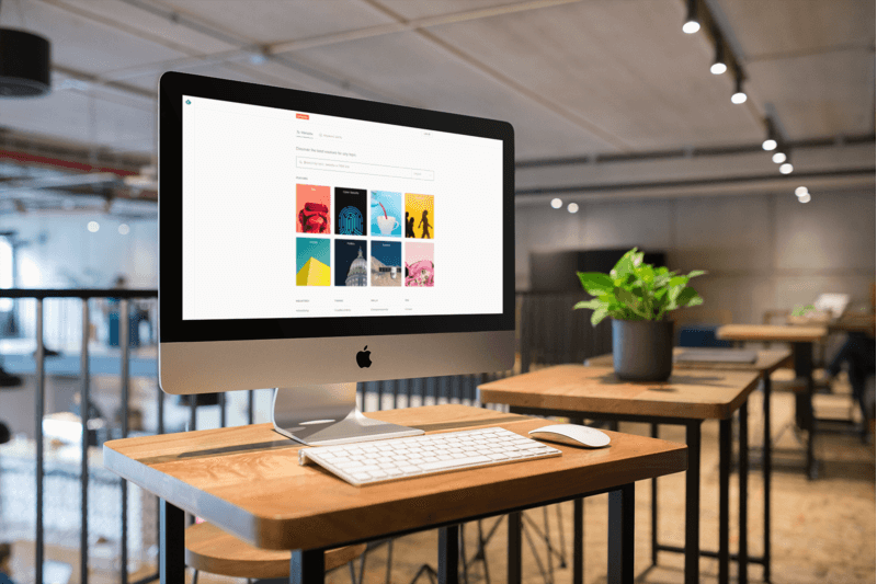 ภาพมุมฉากของ Imac Mockup ที่เวิร์กสเตชัน