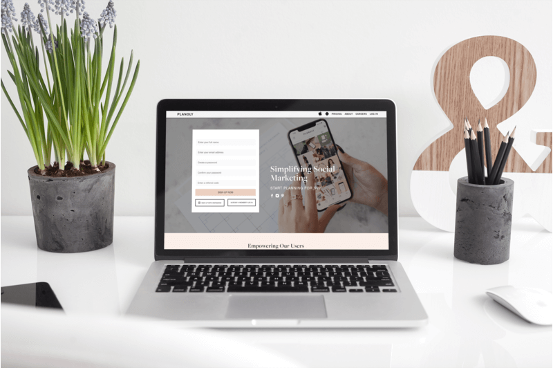 ต้นแบบของ MacBook Pro ที่วางอยู่บนโต๊ะทำงานสีขาว