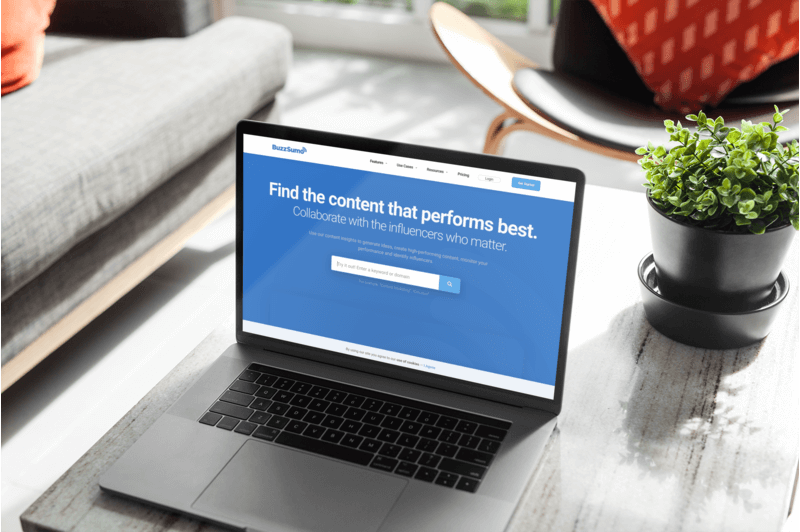 ต้นแบบของ MacBook Pro ที่วางอยู่บนโต๊ะในห้องนั่งเล่น