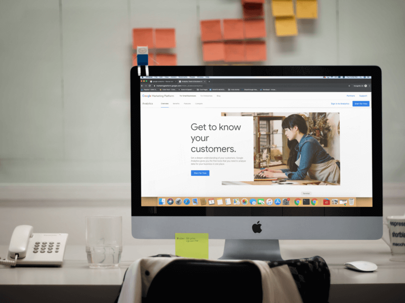 เทมเพลต Mockup ของผลิตภัณฑ์ มุมมองด้านหน้าของ Imac ที่สำนักงาน