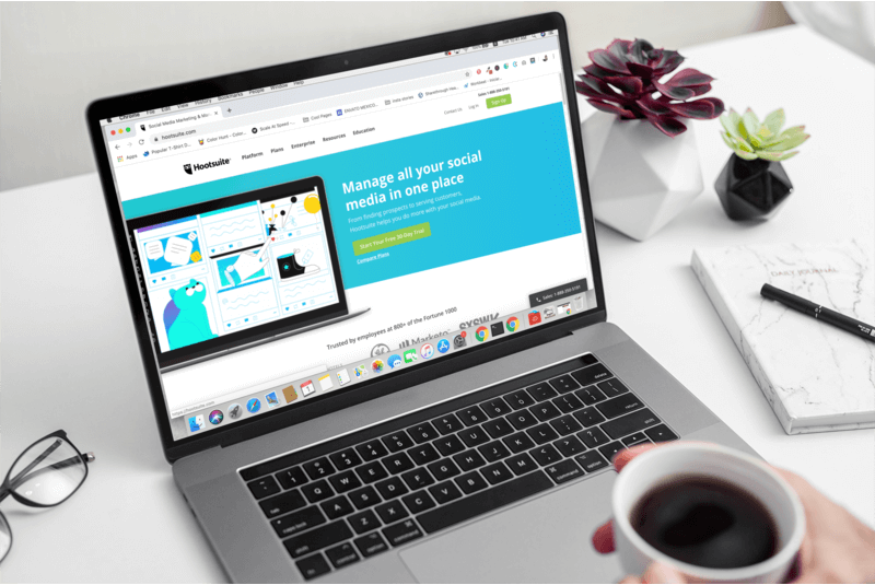 MacBook Pro Mockup วางบนโต๊ะทำงานสีขาว