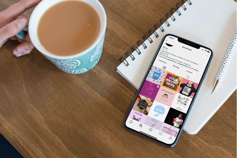 รูปจำลองของ Iphone 11 Pro เหนือโน้ตบุ๊กบนโต๊ะไม้