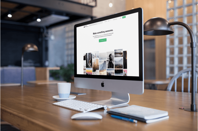 Imac Mockup ยืนอยู่ในโต๊ะทำงานสมัยใหม่