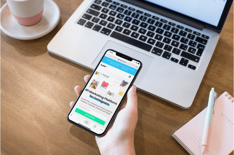 Iphone 11 Mockup ที่มีเครื่องมือโพสต์โซเชียลมีเดีย