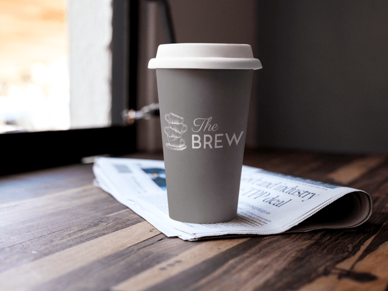 Machetă de etichetă cu o ceașcă de cafea pe o masă