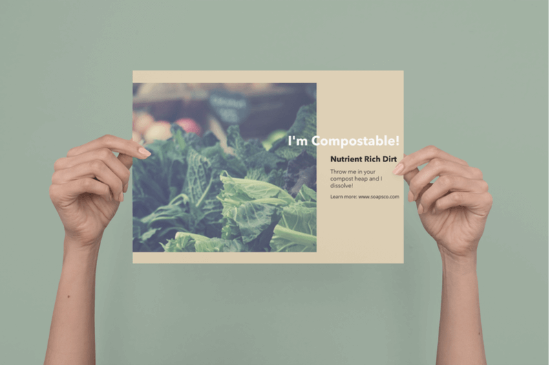 Femeie ținând inserție de compost