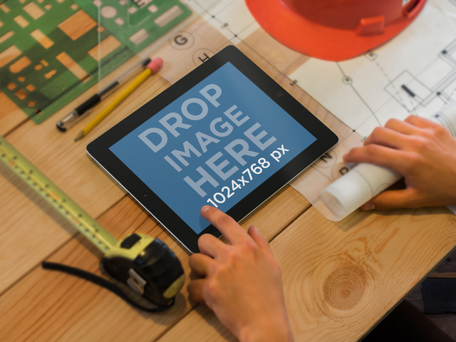 Produktmodell, iPad, das auf einer Baustelle verwendet wird Placeit Stage Image