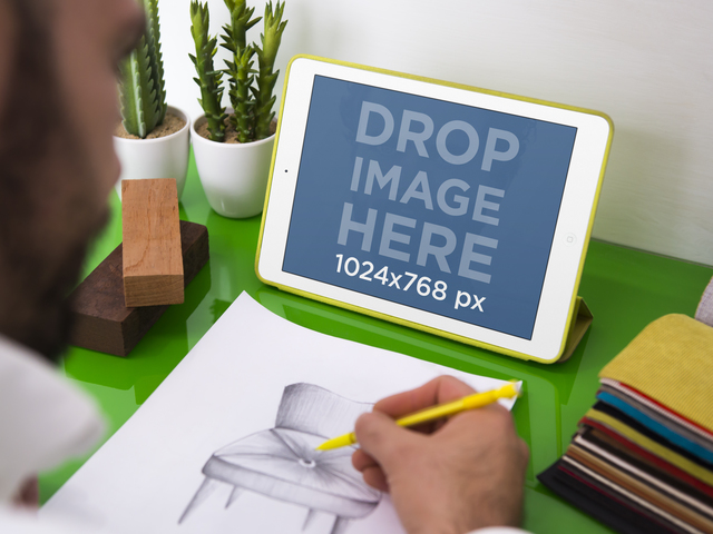 Mockup-Vorlage des Grafikdesigners, der mit weißem iPad Placeit-Bühnenbild skizziert